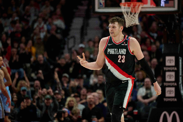 四队哄抢难撼决心！杨瀚森 G 联赛爆砍两双，开拓者主帅拒交易 + 克林根亲自督战